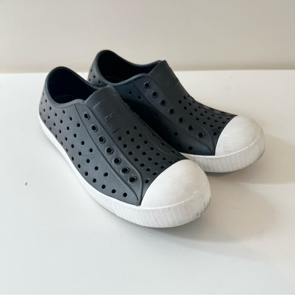 Native Jefferson Size J 2 Black Slip-on Water Shoes